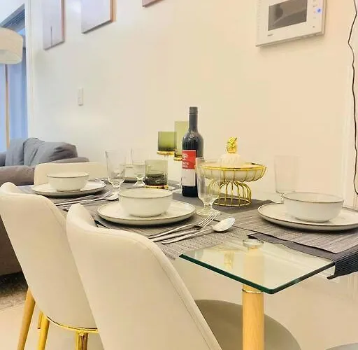 Uptown Parksuites Tower 2 *